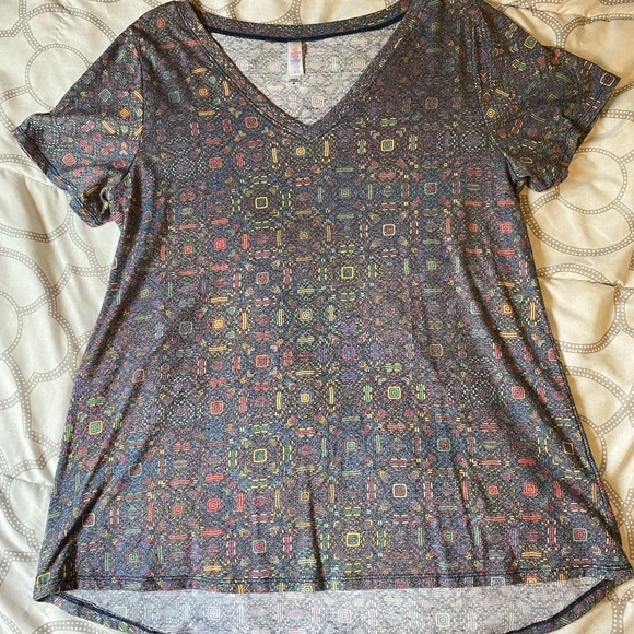 2/$20 🔥 LuLaRoe Christy Tee - Picture 1 of 3